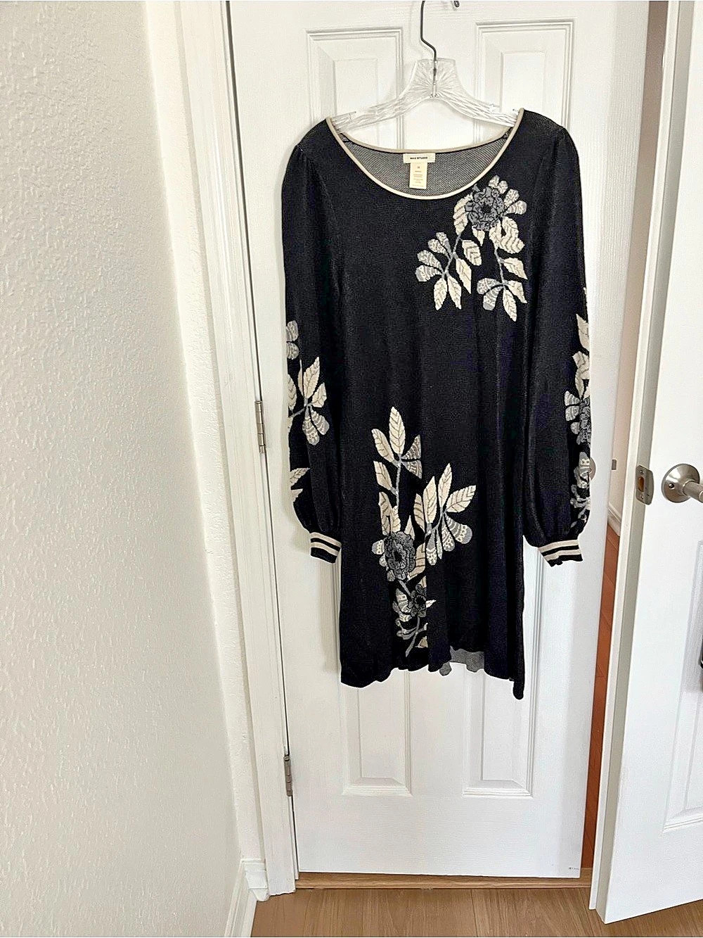 Max Studio Style 7907360 Floral Mini Dress Black & White Size Medium Like New